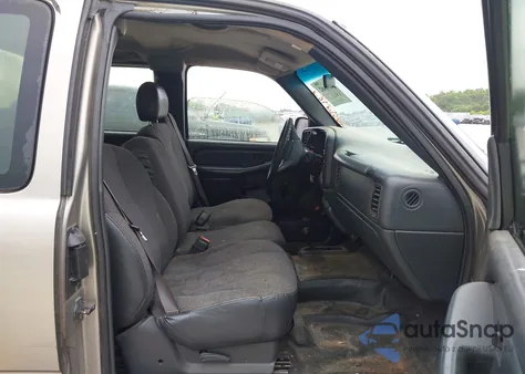 2000 Chevrolet Silverado 1500 z USA, uszkodzony, nr VIN 2GCEK19V6Y1387304